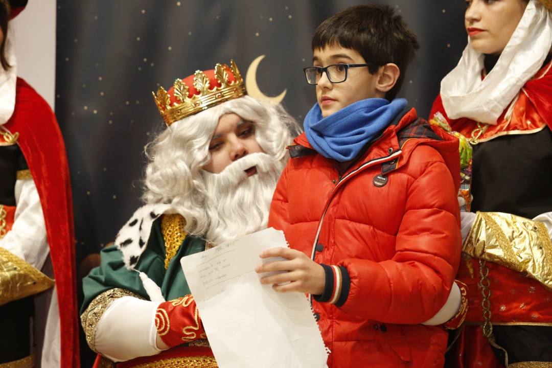 Los niños de El Coto, en Gijón, han recibido la visita anticipada de los Reyes Magos, a quienes han trasladado sus deseos para la gran noche del 5 de enero.