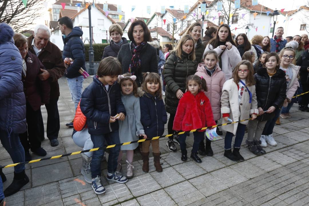 Los niños de El Coto, en Gijón, han recibido la visita anticipada de los Reyes Magos, a quienes han trasladado sus deseos para la gran noche del 5 de enero.