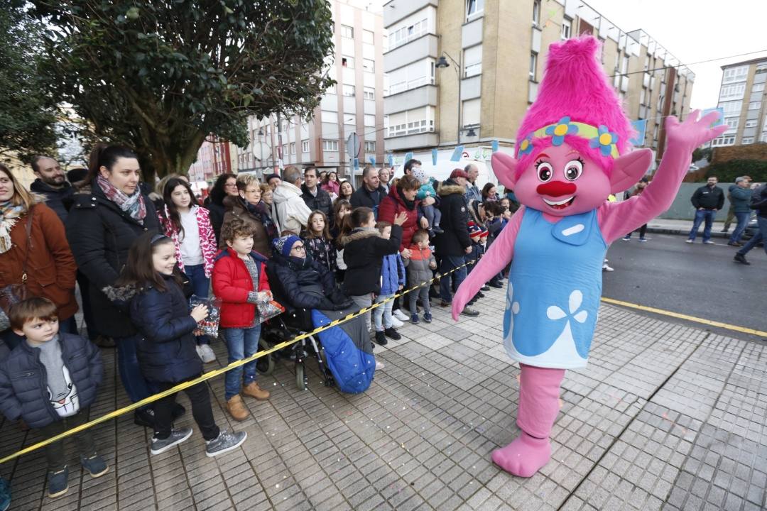 Los niños de El Coto, en Gijón, han recibido la visita anticipada de los Reyes Magos, a quienes han trasladado sus deseos para la gran noche del 5 de enero.