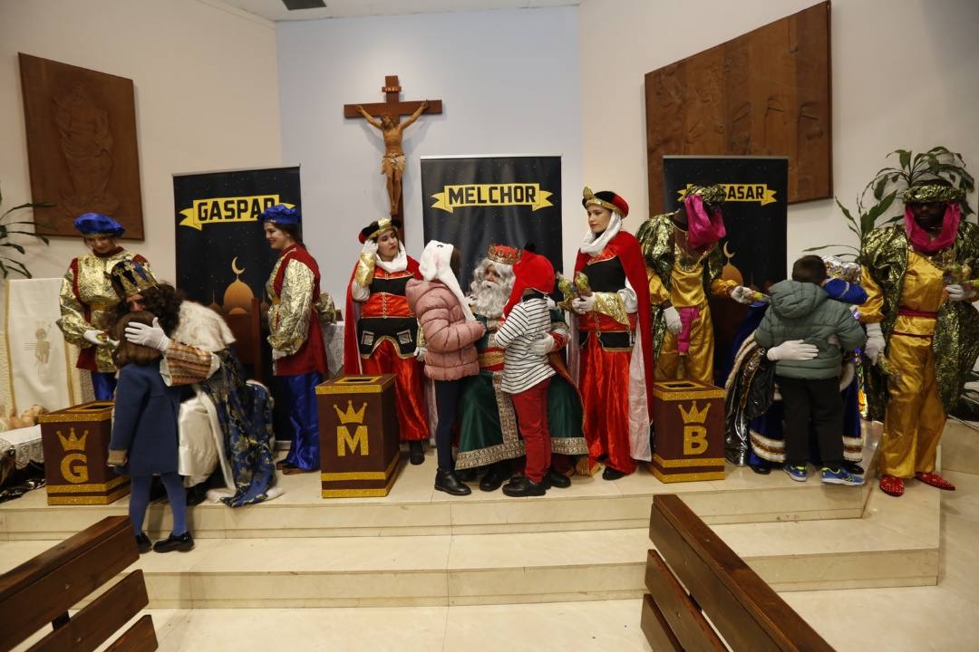 Los niños de El Coto, en Gijón, han recibido la visita anticipada de los Reyes Magos, a quienes han trasladado sus deseos para la gran noche del 5 de enero.