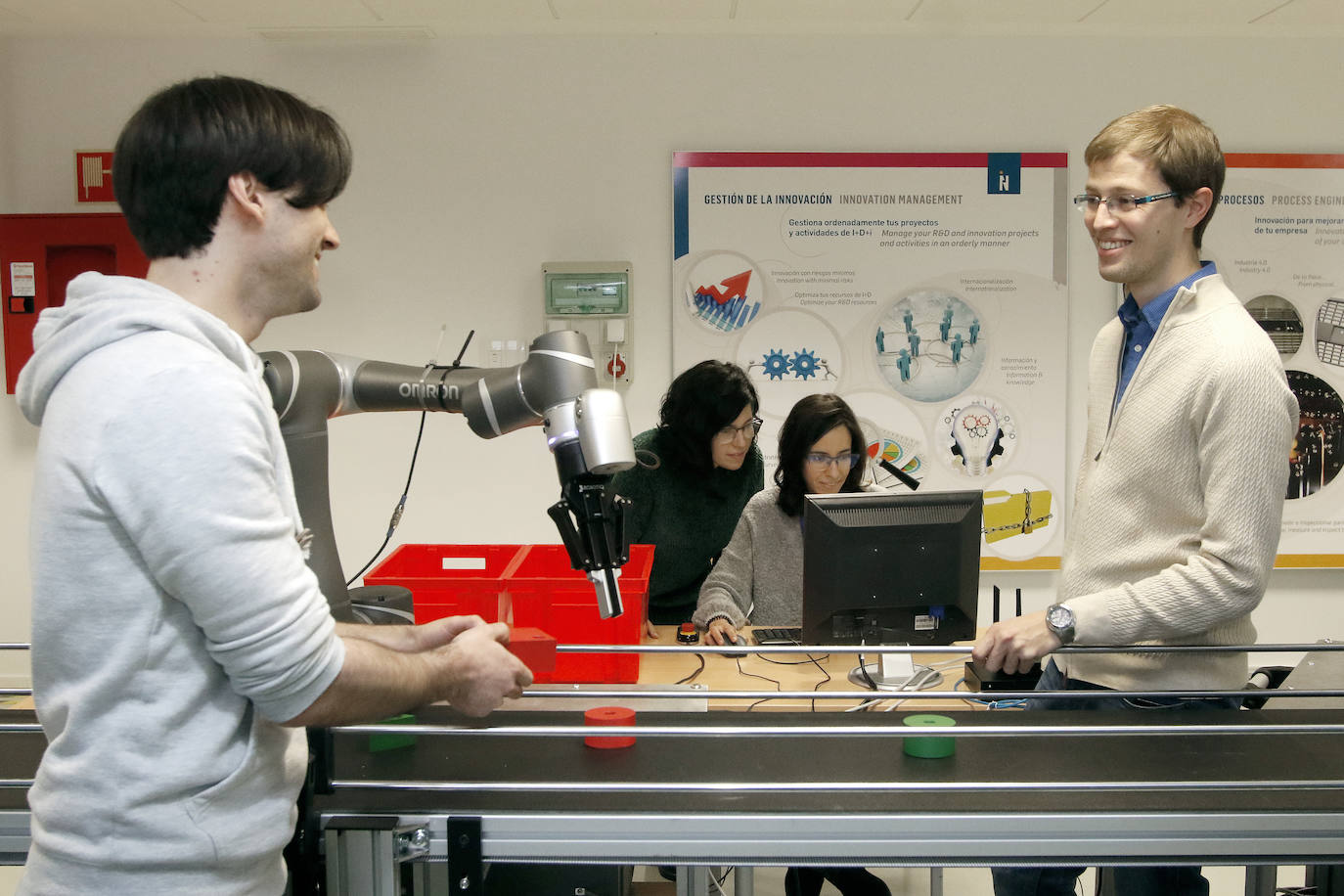 Paulino San Miguel, Nuria Rodríguez, Silvia Rodríguez y Luis Pérez, en el Laboratorio de Robótica Colaborativa.