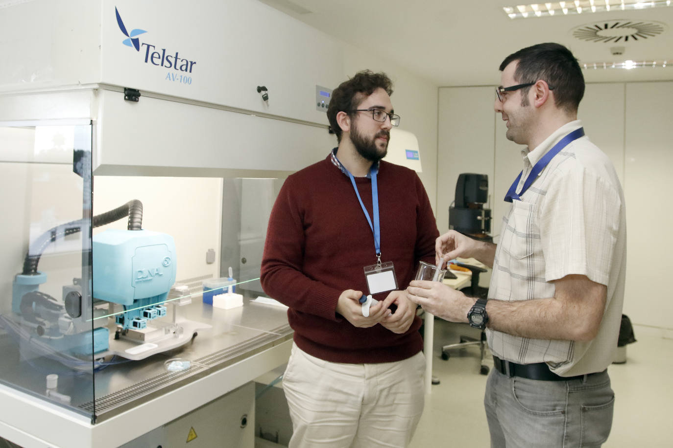 Pelayo Pérez y Cebrián García junto a un equipo de bioimpresión.