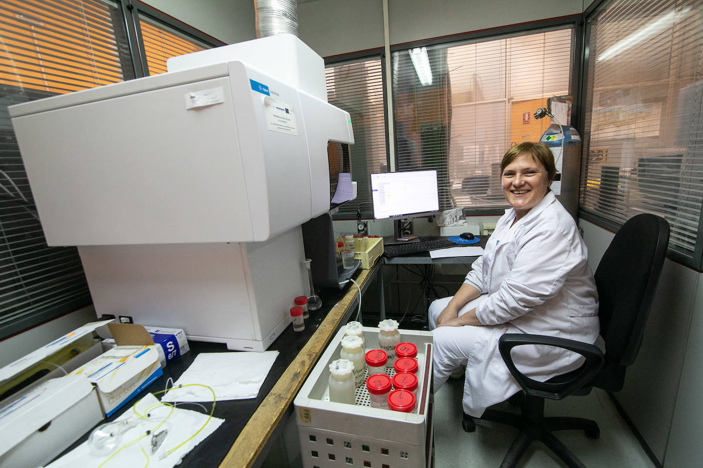 Milagros Rodríguez en el Laboratorio de Análisis Químico.