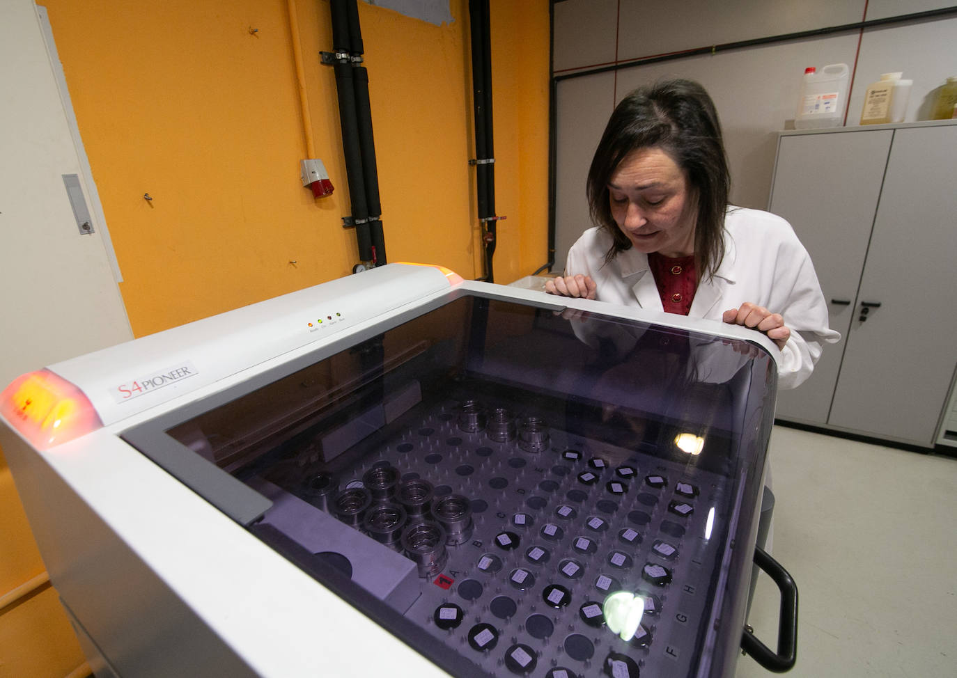 Silvia Pérez en el Laboratorio de Análisis Químico.