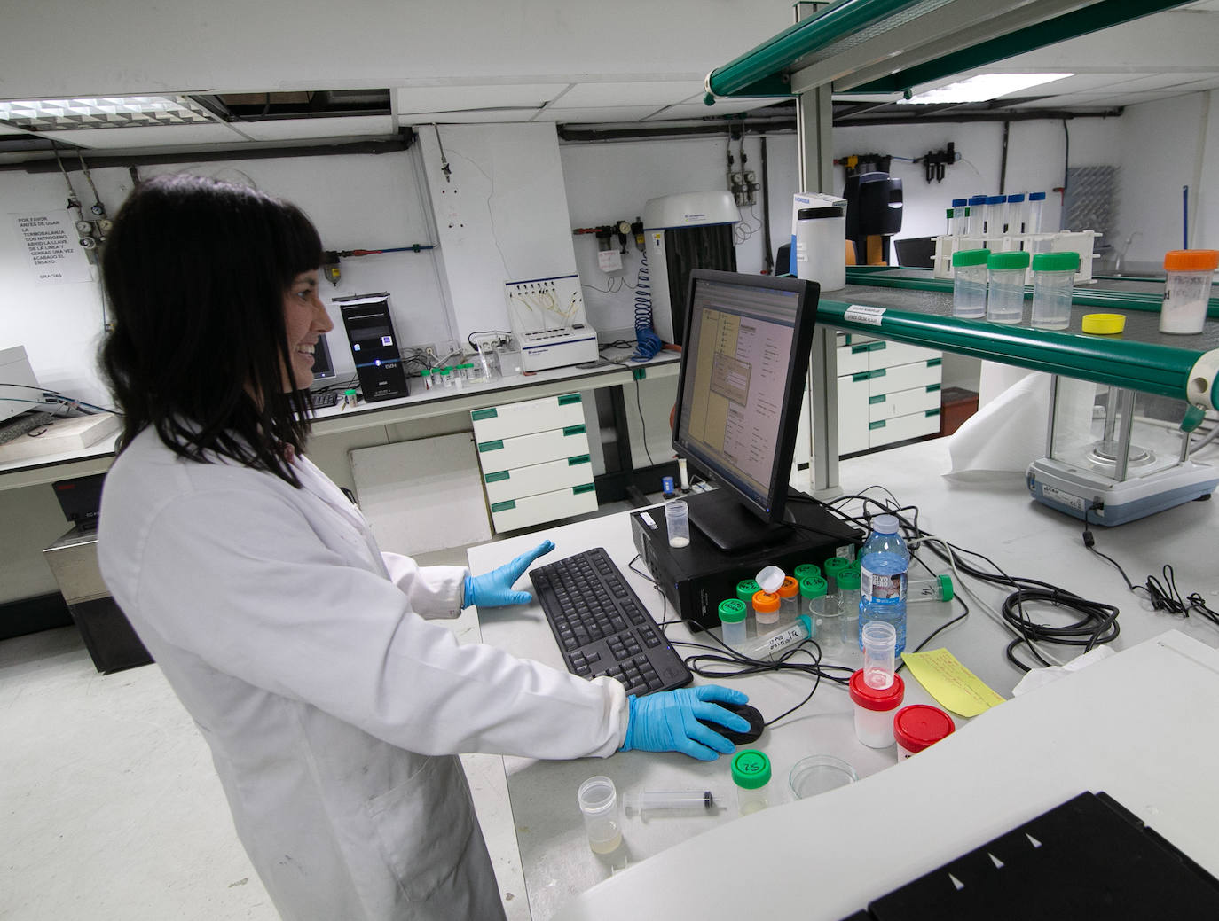 Lucía Blanco en el Laboratorio de Refractarios.