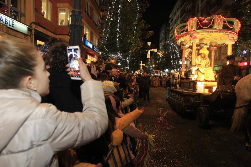 Fotos: Toneladas de ilusión en el desfile de Oviedo