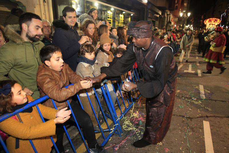 Fotos: Toneladas de ilusión en el desfile de Oviedo