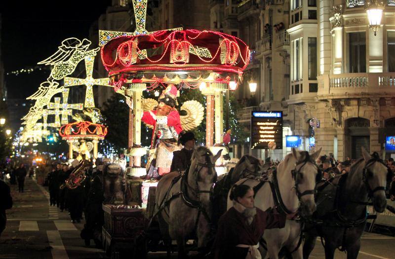 Fotos: Toneladas de ilusión en el desfile de Oviedo