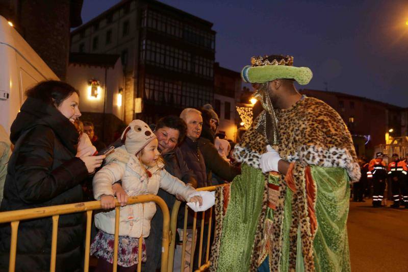 Los Reyes llegaron al oriente de Asturias: Amieva, Cabrales, Arriondas, Infiesto, Colombres, Panes, Ponga, Ribadesella, Villamayor, Cangas de Onís y Llanes cargados de buenos deseos. 