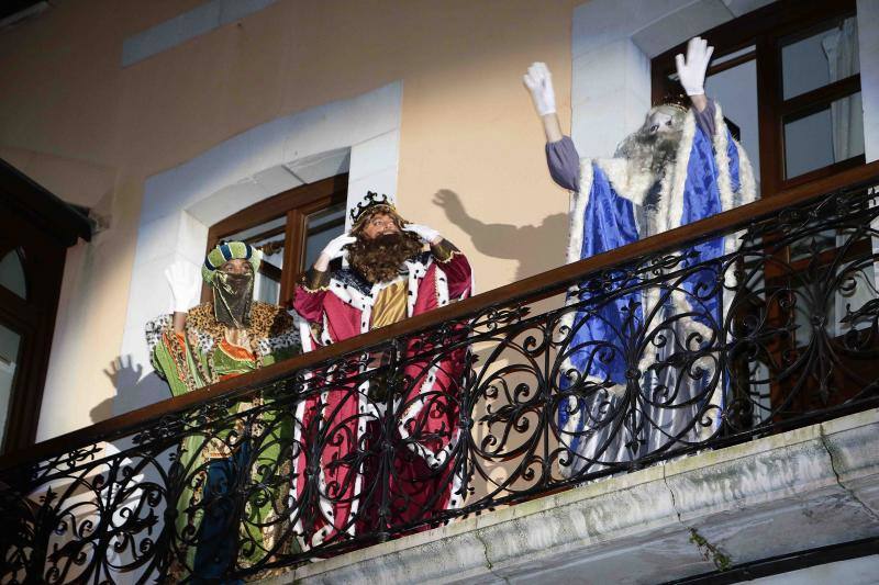 Los Reyes llegaron al oriente de Asturias: Amieva, Cabrales, Arriondas, Infiesto, Colombres, Panes, Ponga, Ribadesella, Villamayor, Cangas de Onís y Llanes cargados de buenos deseos. 