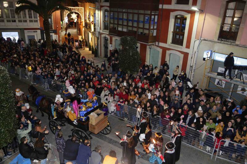 Los Reyes llegaron al oriente de Asturias: Amieva, Cabrales, Arriondas, Infiesto, Colombres, Panes, Ponga, Ribadesella, Villamayor, Cangas de Onís y Llanes cargados de buenos deseos. 