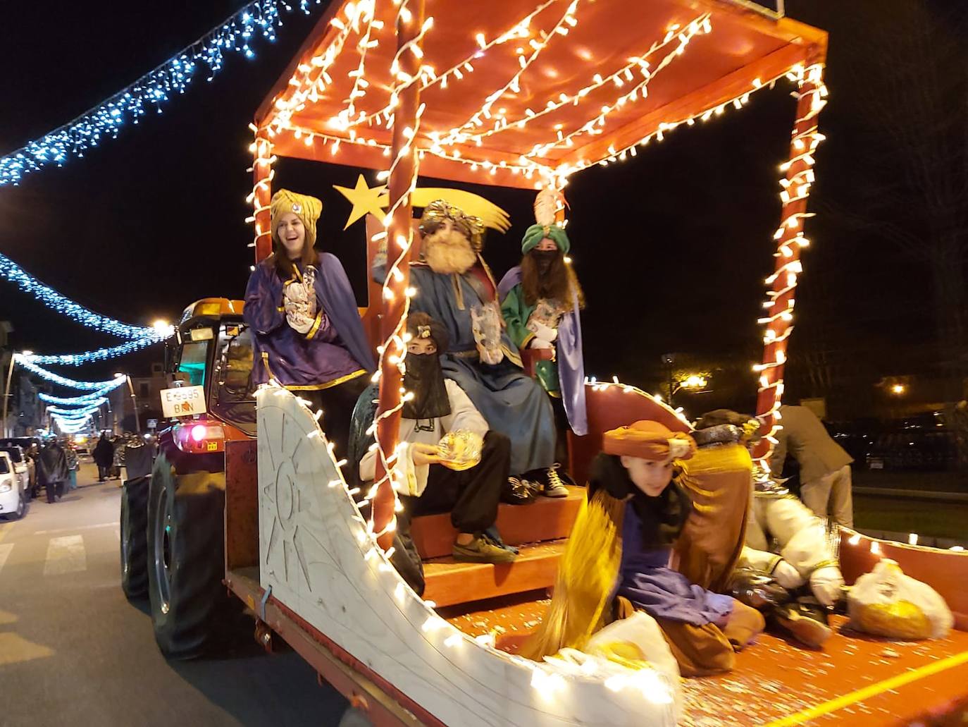 Los Reyes llegaron al oriente de Asturias: Amieva, Cabrales, Arriondas, Infiesto, Colombres, Panes, Ponga, Ribadesella, Villamayor, Cangas de Onís y Llanes cargados de buenos deseos. 