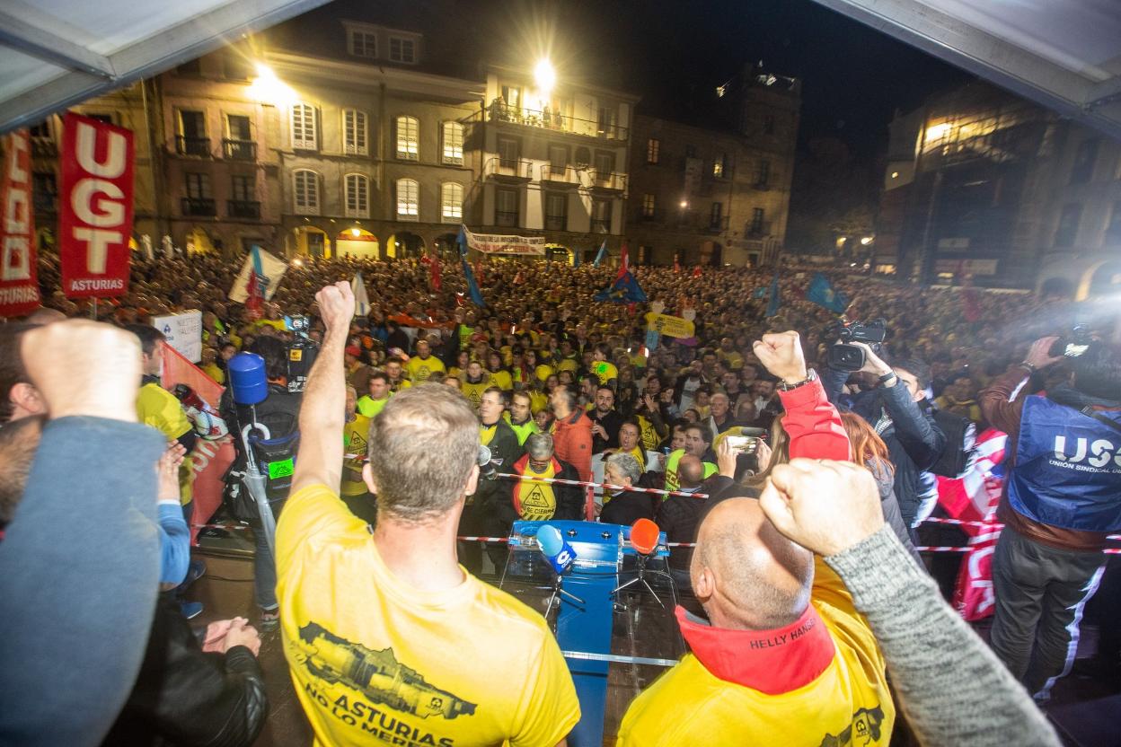 La multitudinaria manifestación por la continuidad de Alcoa el año pasado. 