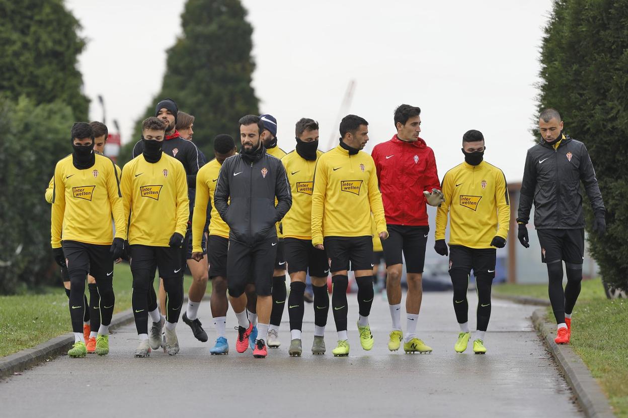 Molinero, el único defensa disponible en la sesión de ayer, en el centro de la imagen, encabezando el grupo de los 13 futbolistas profesionales que se entrenaron este sábado a las órdenes de Djukic en el campo número 5 de Mareo. 