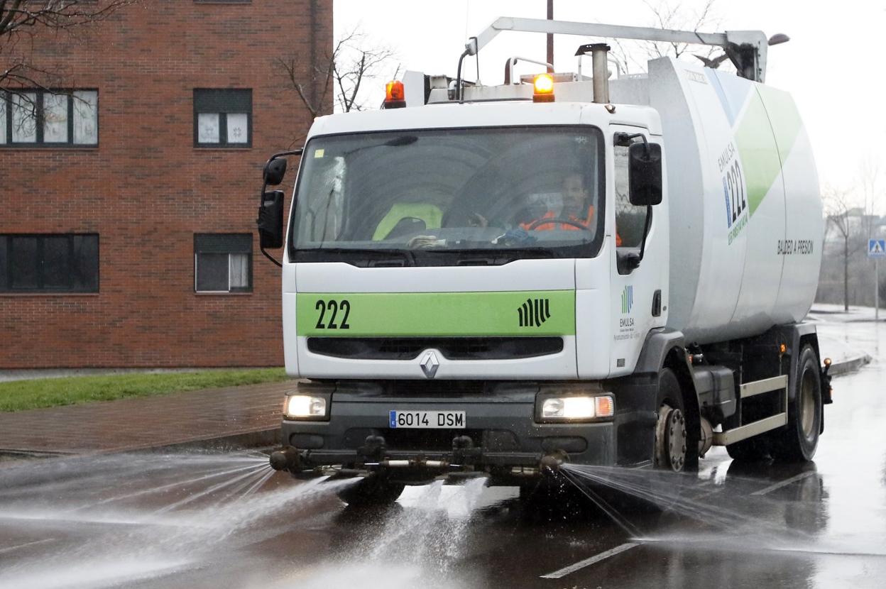 Una baldeadora de Emulsa riega la calzada ayer por la mañana. 