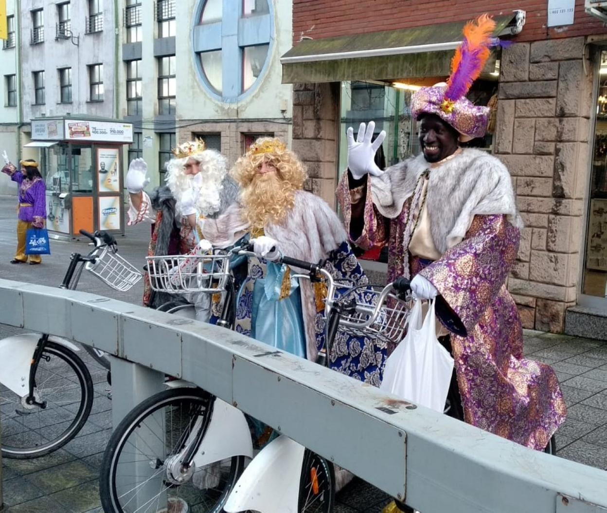 Los Reyes Magos, sobre bicicletas en su visita a Villalegre. 