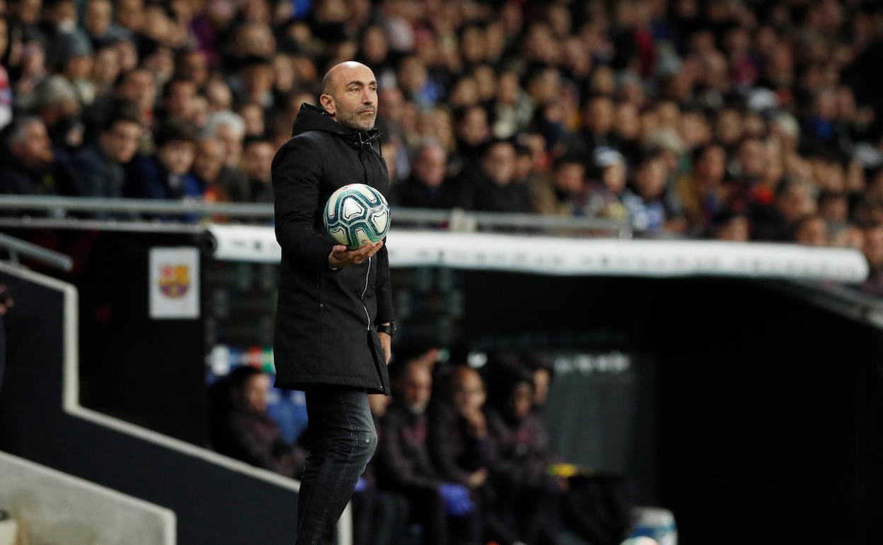 Abelardo entrega el balón durante un lance del encuentro.