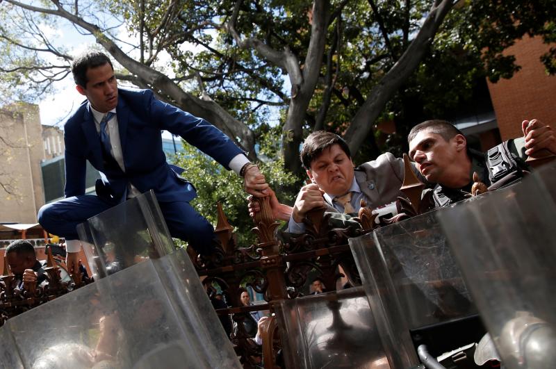 Fuerzas policiales han impedido la entrada a Juan Guaidó y otros diputados opositores a la Asamblea Nacional de Venezuela, que ha elegido como nuevo presidente a Luis Parra.