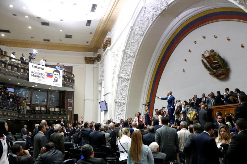 Fuerzas policiales han impedido la entrada a Juan Guaidó y otros diputados opositores a la Asamblea Nacional de Venezuela, que ha elegido como nuevo presidente a Luis Parra.