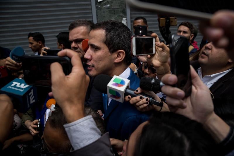 Fuerzas policiales han impedido la entrada a Juan Guaidó y otros diputados opositores a la Asamblea Nacional de Venezuela, que ha elegido como nuevo presidente a Luis Parra.