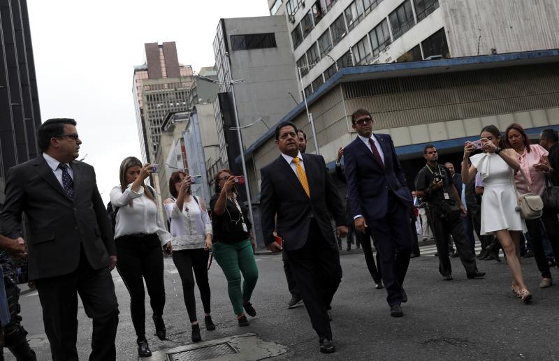 Fuerzas policiales han impedido la entrada a Juan Guaidó y otros diputados opositores a la Asamblea Nacional de Venezuela, que ha elegido como nuevo presidente a Luis Parra.