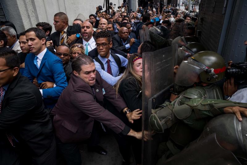 Fuerzas policiales han impedido la entrada a Juan Guaidó y otros diputados opositores a la Asamblea Nacional de Venezuela, que ha elegido como nuevo presidente a Luis Parra.