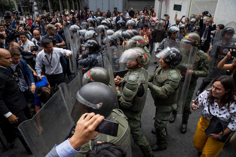 Fuerzas policiales han impedido la entrada a Juan Guaidó y otros diputados opositores a la Asamblea Nacional de Venezuela, que ha elegido como nuevo presidente a Luis Parra.