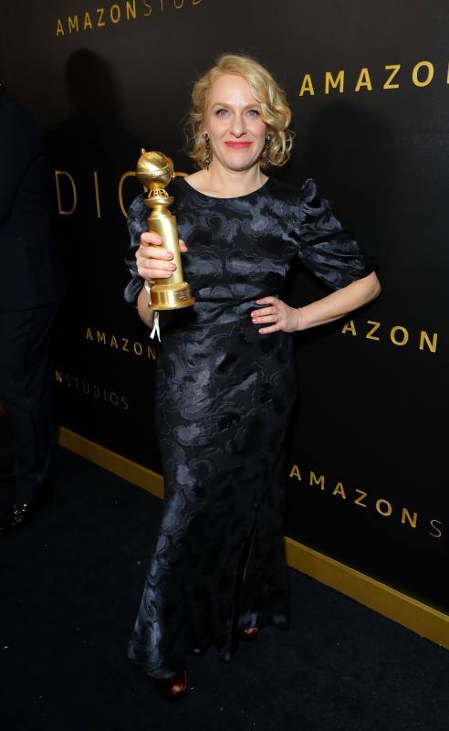 La alfombra roja de los Globos de Oro sigue siendo, después de la entrega de premios, el segundo gran foco mediático de la gala. Las estrellas desfilan sobre ella con modelos en los que la nada se deja a la casualidad. Vestidos cortos, largos, plumas, chaqués, sombreros, brillos y transparencias lucen tras los flases antes de protagonizar la crónica de color de la cita cinematográfica. A la interpretación de cada uno queda el calificativo que se otorga a las propuestas. 