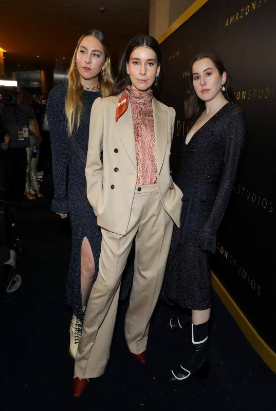 La alfombra roja de los Globos de Oro sigue siendo, después de la entrega de premios, el segundo gran foco mediático de la gala. Las estrellas desfilan sobre ella con modelos en los que la nada se deja a la casualidad. Vestidos cortos, largos, plumas, chaqués, sombreros, brillos y transparencias lucen tras los flases antes de protagonizar la crónica de color de la cita cinematográfica. A la interpretación de cada uno queda el calificativo que se otorga a las propuestas. 