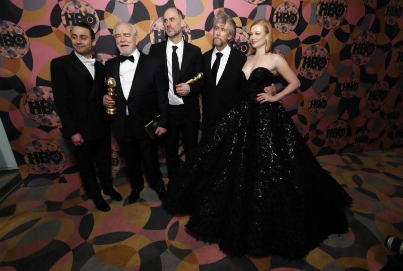 La alfombra roja de los Globos de Oro sigue siendo, después de la entrega de premios, el segundo gran foco mediático de la gala. Las estrellas desfilan sobre ella con modelos en los que la nada se deja a la casualidad. Vestidos cortos, largos, plumas, chaqués, sombreros, brillos y transparencias lucen tras los flases antes de protagonizar la crónica de color de la cita cinematográfica. A la interpretación de cada uno queda el calificativo que se otorga a las propuestas. 