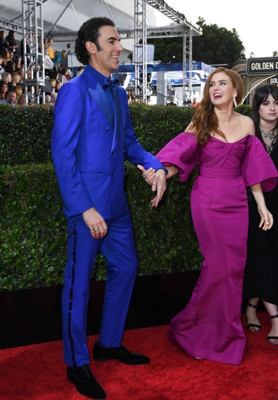 La alfombra roja de los Globos de Oro sigue siendo, después de la entrega de premios, el segundo gran foco mediático de la gala. Las estrellas desfilan sobre ella con modelos en los que la nada se deja a la casualidad. Vestidos cortos, largos, plumas, chaqués, sombreros, brillos y transparencias lucen tras los flases antes de protagonizar la crónica de color de la cita cinematográfica. A la interpretación de cada uno queda el calificativo que se otorga a las propuestas. 