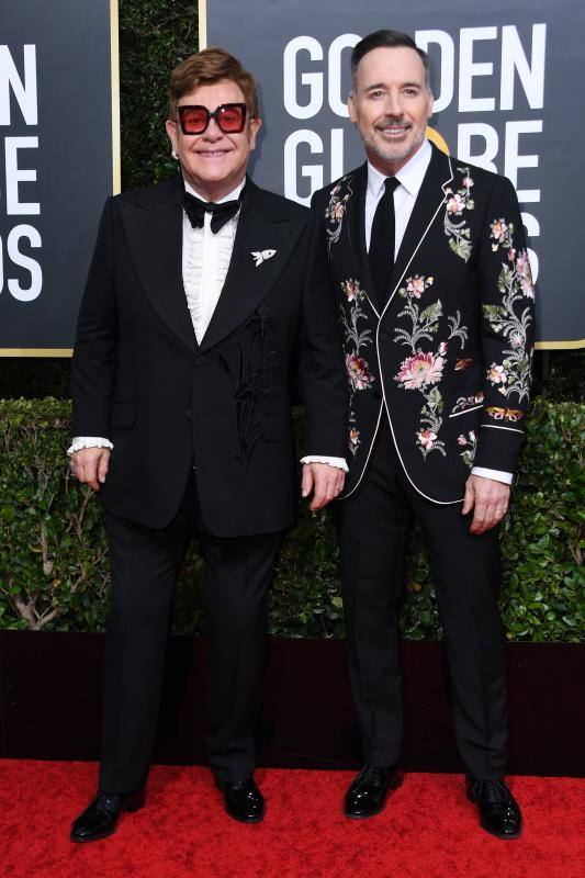 La alfombra roja de los Globos de Oro sigue siendo, después de la entrega de premios, el segundo gran foco mediático de la gala. Las estrellas desfilan sobre ella con modelos en los que la nada se deja a la casualidad. Vestidos cortos, largos, plumas, chaqués, sombreros, brillos y transparencias lucen tras los flases antes de protagonizar la crónica de color de la cita cinematográfica. A la interpretación de cada uno queda el calificativo que se otorga a las propuestas. 