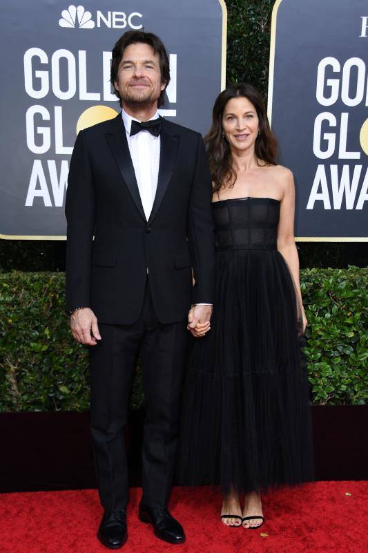 La alfombra roja de los Globos de Oro sigue siendo, después de la entrega de premios, el segundo gran foco mediático de la gala. Las estrellas desfilan sobre ella con modelos en los que la nada se deja a la casualidad. Vestidos cortos, largos, plumas, chaqués, sombreros, brillos y transparencias lucen tras los flases antes de protagonizar la crónica de color de la cita cinematográfica. A la interpretación de cada uno queda el calificativo que se otorga a las propuestas. 