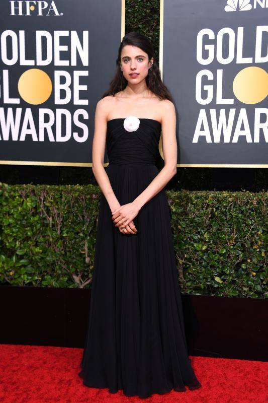 La alfombra roja de los Globos de Oro sigue siendo, después de la entrega de premios, el segundo gran foco mediático de la gala. Las estrellas desfilan sobre ella con modelos en los que la nada se deja a la casualidad. Vestidos cortos, largos, plumas, chaqués, sombreros, brillos y transparencias lucen tras los flases antes de protagonizar la crónica de color de la cita cinematográfica. A la interpretación de cada uno queda el calificativo que se otorga a las propuestas. 