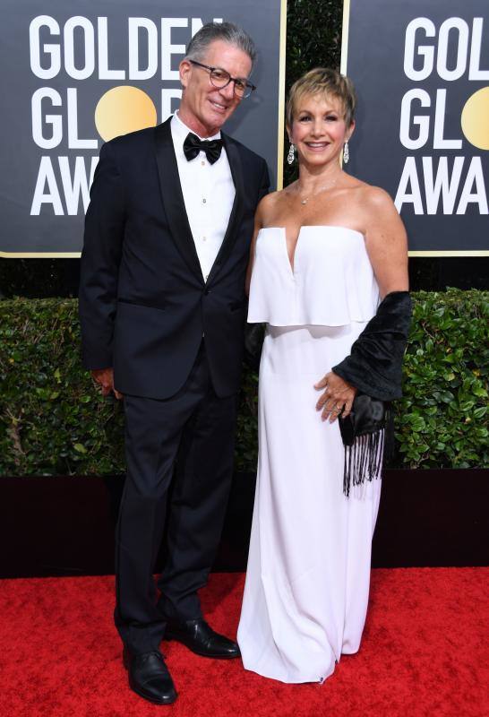 La alfombra roja de los Globos de Oro sigue siendo, después de la entrega de premios, el segundo gran foco mediático de la gala. Las estrellas desfilan sobre ella con modelos en los que la nada se deja a la casualidad. Vestidos cortos, largos, plumas, chaqués, sombreros, brillos y transparencias lucen tras los flases antes de protagonizar la crónica de color de la cita cinematográfica. A la interpretación de cada uno queda el calificativo que se otorga a las propuestas. 