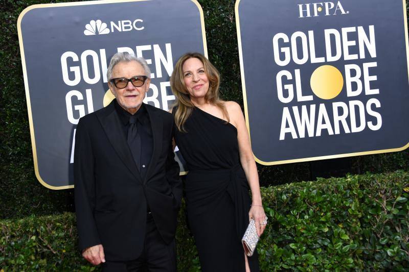 La alfombra roja de los Globos de Oro sigue siendo, después de la entrega de premios, el segundo gran foco mediático de la gala. Las estrellas desfilan sobre ella con modelos en los que la nada se deja a la casualidad. Vestidos cortos, largos, plumas, chaqués, sombreros, brillos y transparencias lucen tras los flases antes de protagonizar la crónica de color de la cita cinematográfica. A la interpretación de cada uno queda el calificativo que se otorga a las propuestas. 