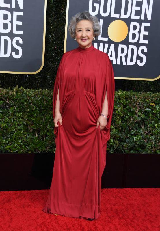 La alfombra roja de los Globos de Oro sigue siendo, después de la entrega de premios, el segundo gran foco mediático de la gala. Las estrellas desfilan sobre ella con modelos en los que la nada se deja a la casualidad. Vestidos cortos, largos, plumas, chaqués, sombreros, brillos y transparencias lucen tras los flases antes de protagonizar la crónica de color de la cita cinematográfica. A la interpretación de cada uno queda el calificativo que se otorga a las propuestas. 