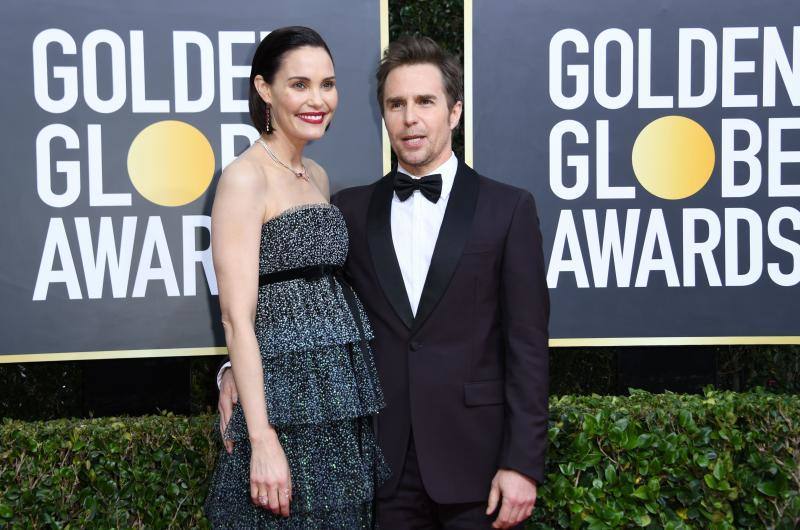 La alfombra roja de los Globos de Oro sigue siendo, después de la entrega de premios, el segundo gran foco mediático de la gala. Las estrellas desfilan sobre ella con modelos en los que la nada se deja a la casualidad. Vestidos cortos, largos, plumas, chaqués, sombreros, brillos y transparencias lucen tras los flases antes de protagonizar la crónica de color de la cita cinematográfica. A la interpretación de cada uno queda el calificativo que se otorga a las propuestas. 