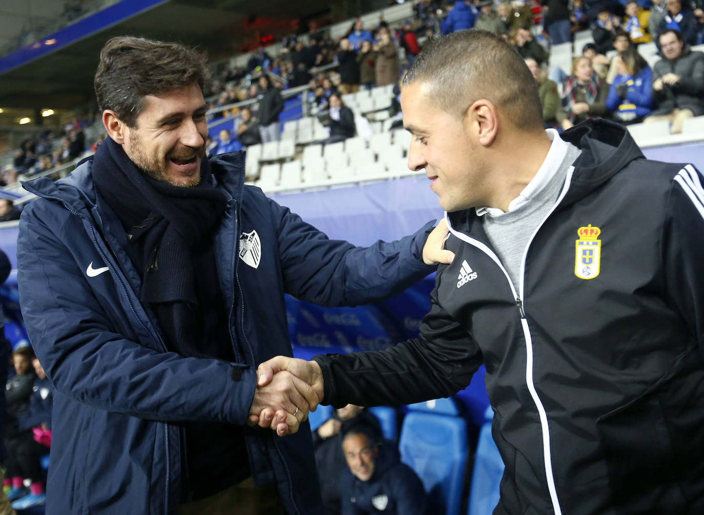 Víctor saluda a Benavides, segundo técnico del Oviedo. 