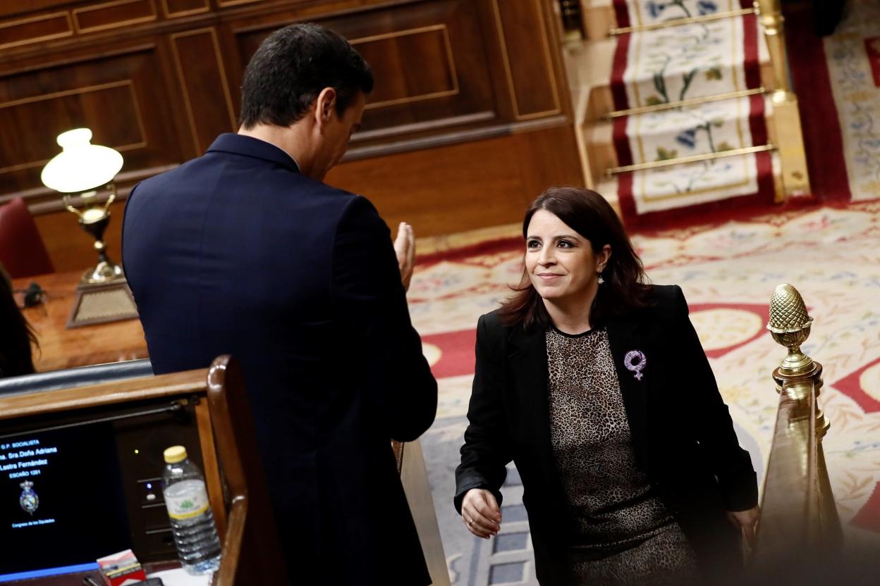 Pedro Sánchez aplaude a Adriana Lastra tras su discurso. 