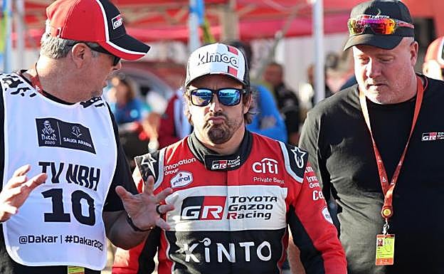 Fernando Alonso, resignado tras reparar su coche: «Hay que vivir el Dakar con todos los extras»