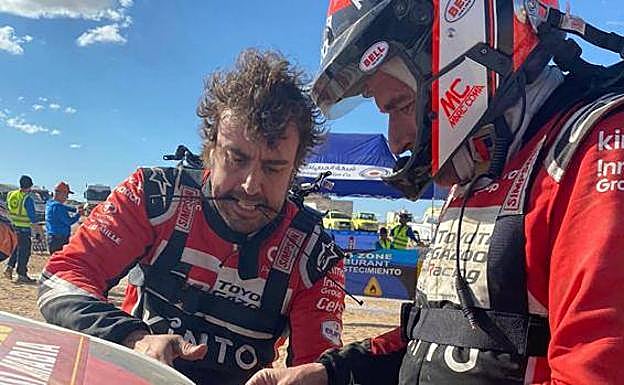 Con bridas y cinta adhesiva: así ha reparado Fernando Alonso su coche en el Dakar