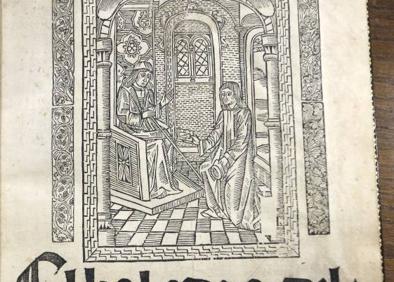 Imagen secundaria 1 - Arriba, biblia francesa en escritura gótica sobre vitela (piel de animal joven). Está fechada entre los siglos XIV y XV. A la izquierda, 'El Marañón', manuscrito autógrafo de finales del XVI. De Diego de Aguilar y de Córdoba, y a la derecha, 'El Baladro del sabio Merlín con sus profecías', incunable impreso en Burgos en 1498. 