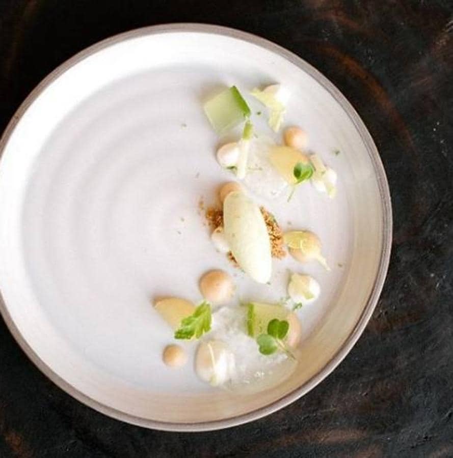 Texturas de manzana, requesón y apio, plato elaborado por Ricardo Sotres en su restaurante El Retiro 