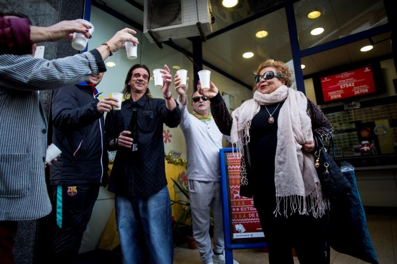 El 'Gordo' de la Lotería de El Niño, correspondiente al número 57342, ha llevado la alegría a numerosos puntos de España, donde los afortunados no han dudado en salir a la calle y descorchar el cava para celebrar el premio con amigos y familiares.