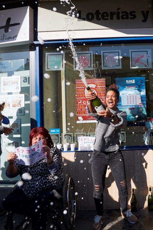 El 'Gordo' de la Lotería de El Niño, correspondiente al número 57342, ha llevado la alegría a numerosos puntos de España, donde los afortunados no han dudado en salir a la calle y descorchar el cava para celebrar el premio con amigos y familiares.