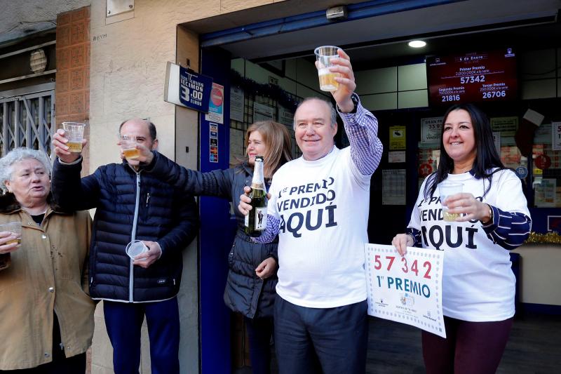 El 'Gordo' de la Lotería de El Niño, correspondiente al número 57342, ha llevado la alegría a numerosos puntos de España, donde los afortunados no han dudado en salir a la calle y descorchar el cava para celebrar el premio con amigos y familiares.