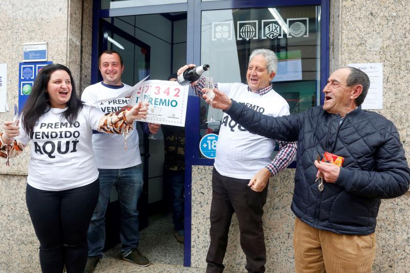 El 'Gordo' de la Lotería de El Niño, correspondiente al número 57342, ha llevado la alegría a numerosos puntos de España, donde los afortunados no han dudado en salir a la calle y descorchar el cava para celebrar el premio con amigos y familiares.