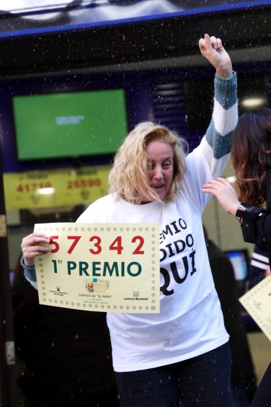 El 'Gordo' de la Lotería de El Niño, correspondiente al número 57342, ha llevado la alegría a numerosos puntos de España, donde los afortunados no han dudado en salir a la calle y descorchar el cava para celebrar el premio con amigos y familiares.