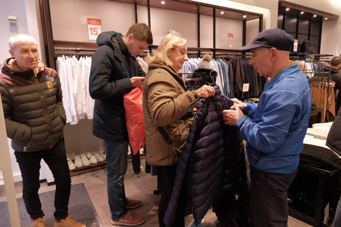 Este martes, primera jornada de tiendas abiertas después de la festividad de Reyes, se vieron algunas colas.